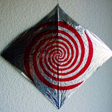 Segel: geätzt
Segelmaterial: Mylar
Bogenstab: Carbon 1,3 mm
Mittelstab: Bambus geschnitzt
Gesamtgewicht: 7,1 g Segel: geätzt
Segelmaterial: Mylar
Bogenstab: Carbon 1,3 mm
Mittelstab: Bambus geschnitzt
Gesamtgewicht: 7,1 g